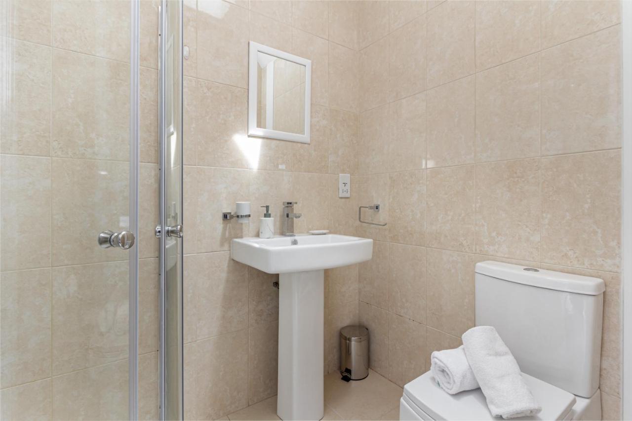 Guest Homes - Trinity Apartment ウスター エクステリア 写真